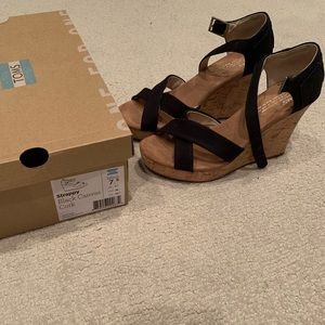 TOMS STRAPPY BLACK CANVAS CORK 7.5